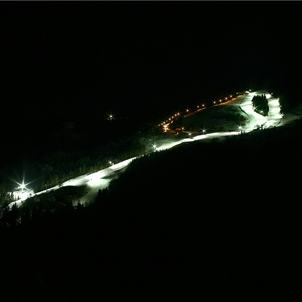 Sezonska smučarska karta za nočno smuko na smučišču Stari vrh - seniorji/mladina.