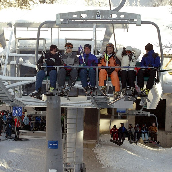 Poldnevna smučarska vozovnica Stari vrh za seniorje ali mladino.