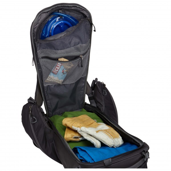 Glavni predal, ki se odpira na hrbtu. 