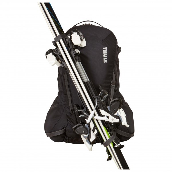 Diagonalna pritrditev smuči na nahrbtnik.