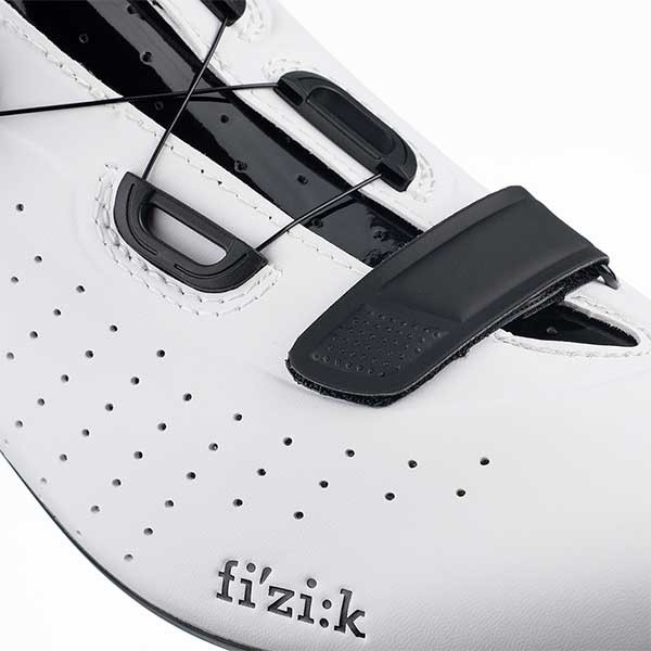 Kolesarski čevlji fizik tempo overcurve r5 bela.